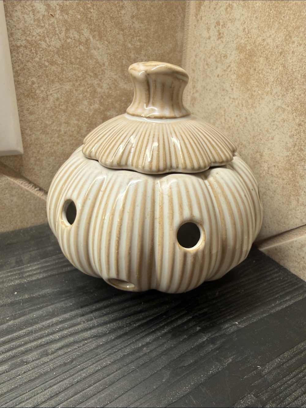 Ceramic Garlic Keeper with Lid and Holes Garlic Saver - Picture 3 of 4